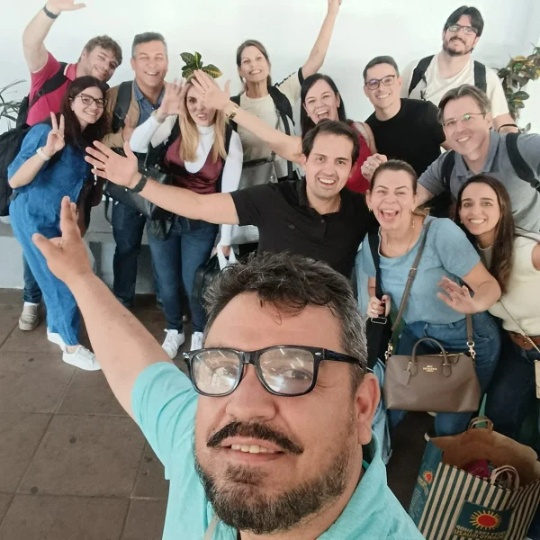 Guia de turismo Anderson com turistas